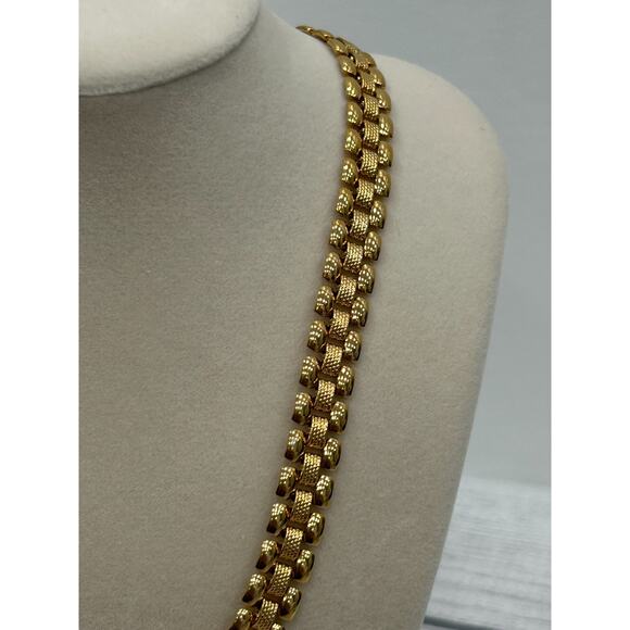 Monet Gold Tone Textured Link Chain Necklace Classic Elegant Jewelry 16" - Picture 3 of 9